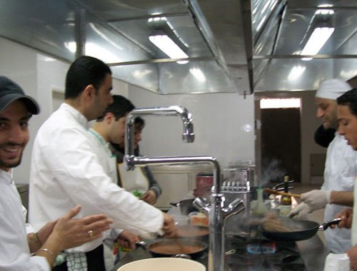 cuochi a lavoro nella cucina italiana