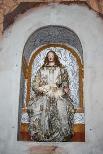 statua madonna vestita