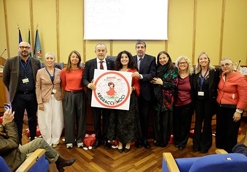 Abbracciamoci campagna donna donna