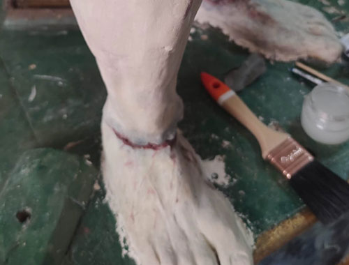 cristo deriso statua piedi