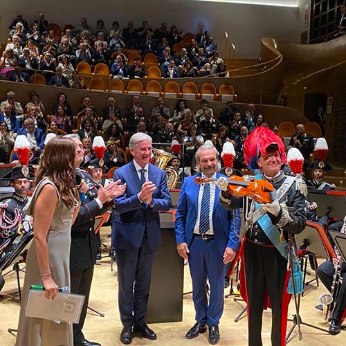 donazione violino arma carabinieri banda musicale cremona