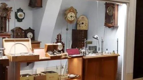 La storica bottega dell'orologeria burzi ad arezzo, restaurata